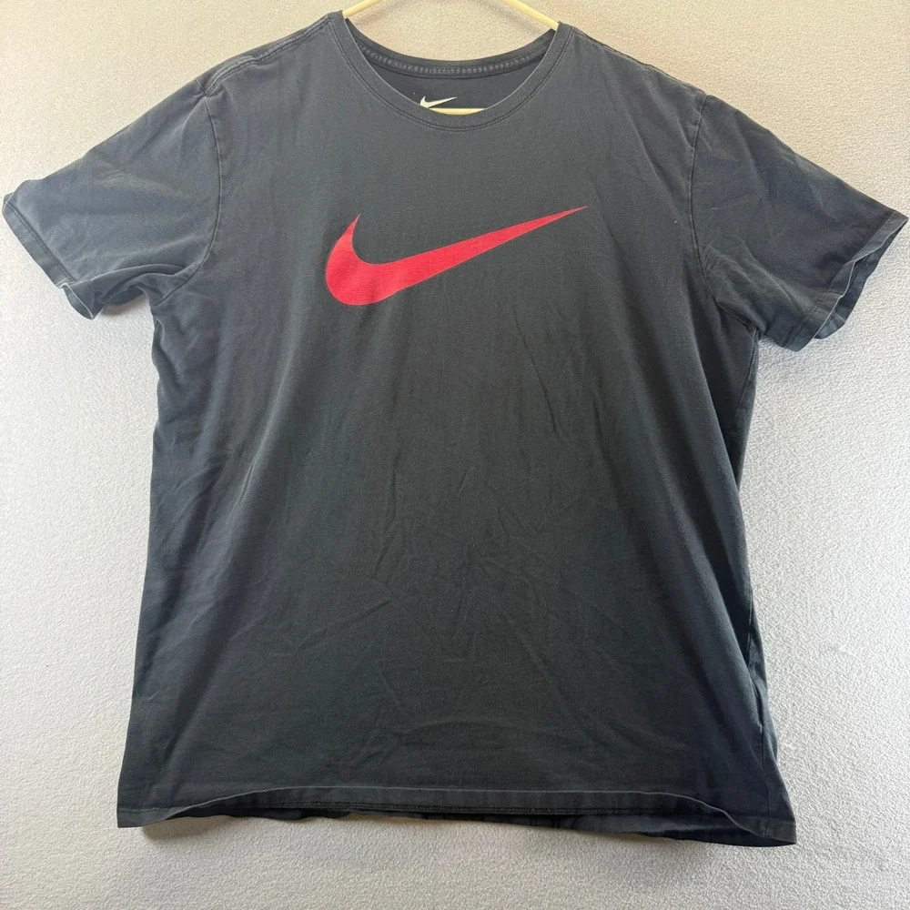 Nike Mens Athletic Cut T-Shirt Black Red Swoosh Graphic Tee XL Short Sleeve